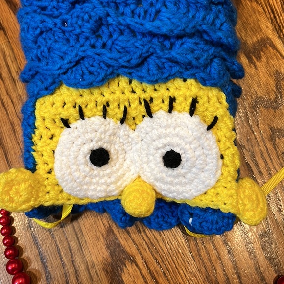 Marge Simpson crocheted head piece and pearls - Picture 3 of 6